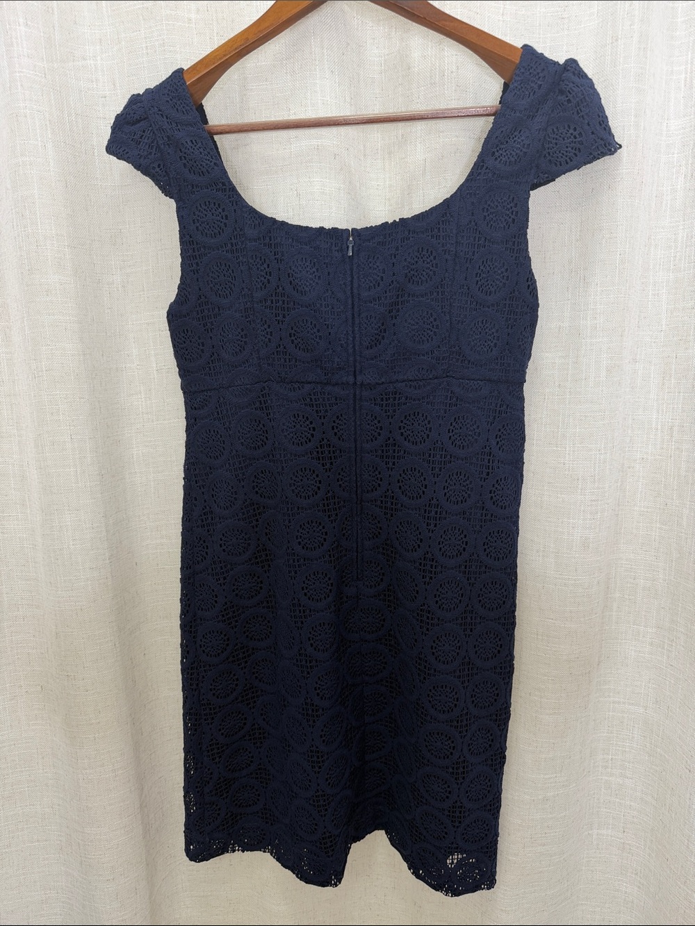 Lilly Pulitzer Navy Crochet Cap-Sleeve Sheath Dress Size 8 Excellent Condition - Picture 2 of 12